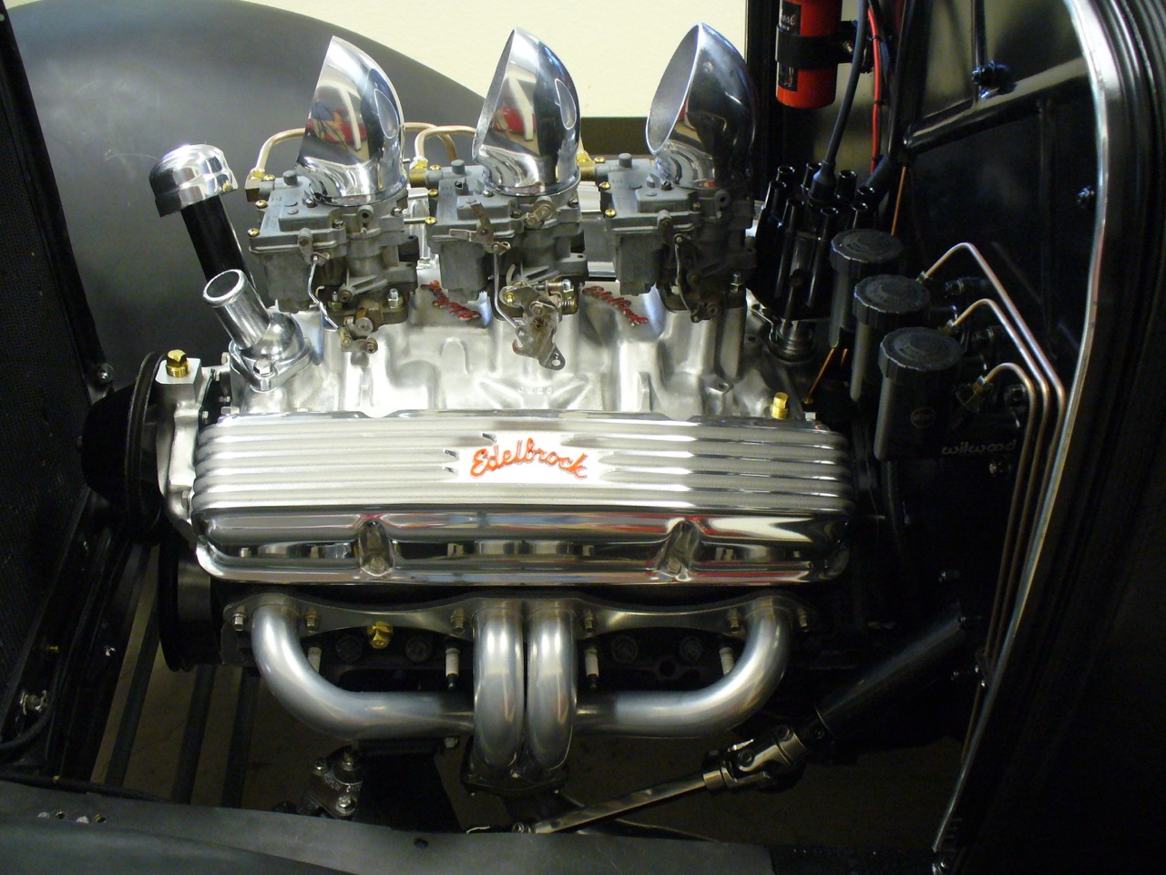 Custom intake and carburetor dress-up on an eV8 electric small block
